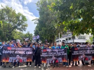 BEM KSI Demo di Depan Mahkamah Konstitusi, Desak Copot Arsul Sani dari Jabatan Hakim MKSenin, 17 November 2025