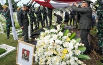 Menhan Sjafrie Sjamsoeddin Hadiri Pemakaman Mayjen TNI (Purn) Tayo Tarmadi di TMP Cikutra