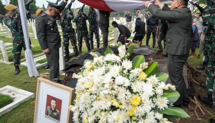 Menhan Sjafrie Sjamsoeddin Hadiri Pemakaman Mayjen TNI (Purn) Tayo Tarmadi di TMP Cikutra