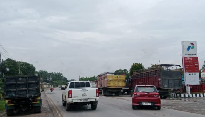 Diduga SPBU 14.288.626 Layani Pelangsir BBM Bersubsidi Gunakan Mobil Tronton dan Truk, Aktivitas Jadi Sorotan Publik