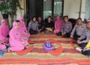 Silaturahmi dan Pemberian Tali Asih Polsek Dumai Timur kepada Keluarga Almarhum Aiptu Victor Sinaga