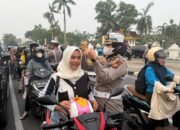 Di Tengah Kabut Asap, Ditlantas Polda Riau Bagikan 1.000 Masker dan Edukasi Green Policing
