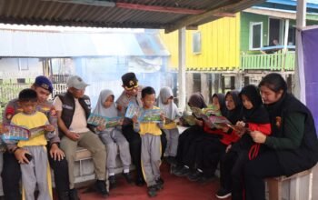 ARUNGI SUNGAI KAMPAR – KAPOLRES PELALAWAN JADI AGEN PERLINSOS, SAMBANGI WARGA KUALA TERUSAN SEBERANG