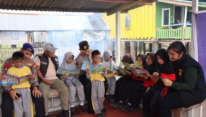 ARUNGI SUNGAI KAMPAR – KAPOLRES PELALAWAN JADI AGEN PERLINSOS, SAMBANGI WARGA KUALA TERUSAN SEBERANG